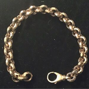 Elegant Gold Chain Bracelet